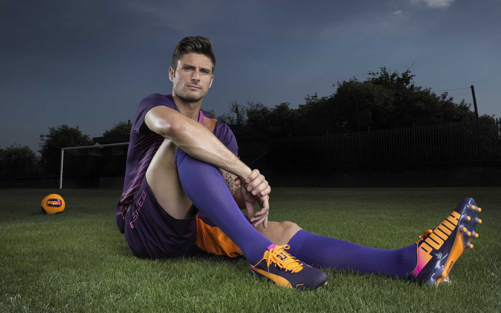 主帅表示希望球队保持饥饿感任何阶段都不能掉以轻心，希望球队胜利的句子