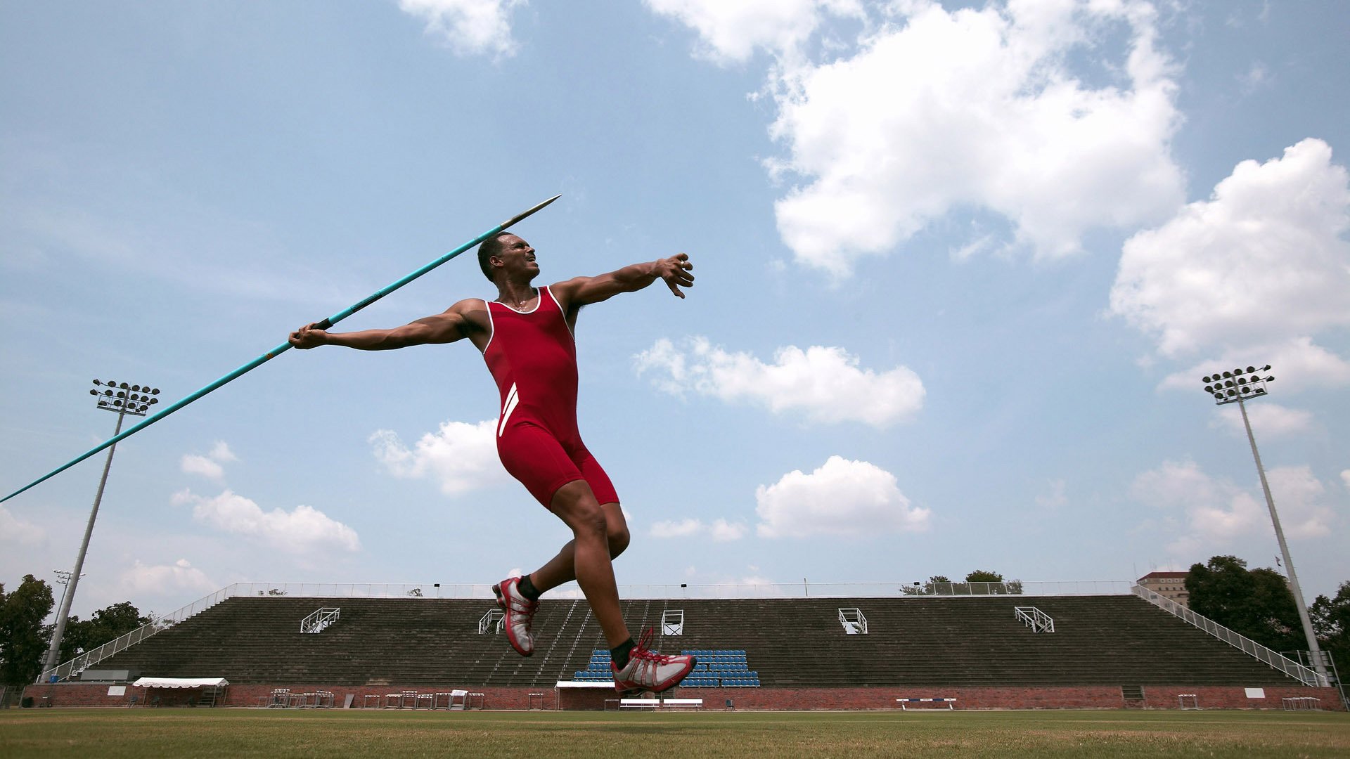 主帅表示希望球队保持饥饿感任何阶段都不能掉以轻心，希望球队胜利的句子