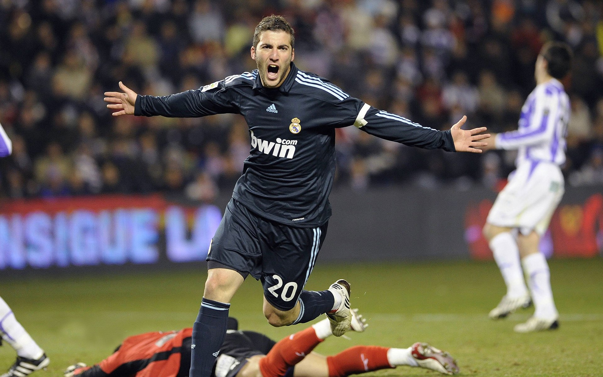 艾比·德尔福：稳定的防守使南非队保持全场优势，比尔和艾德