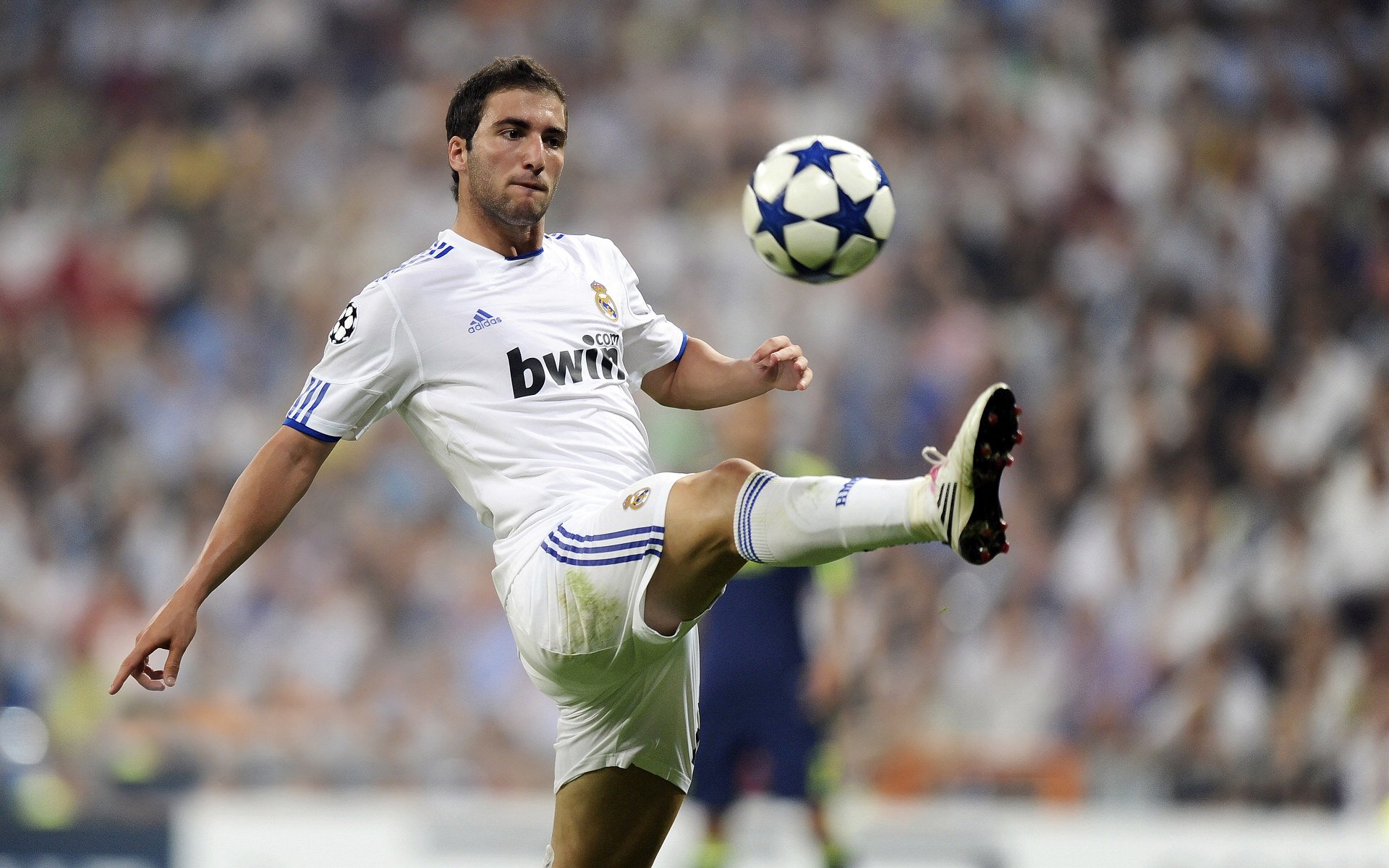 足球场馆智能照明系统节能效果显著，环保理念深入人心，足球场照明方案